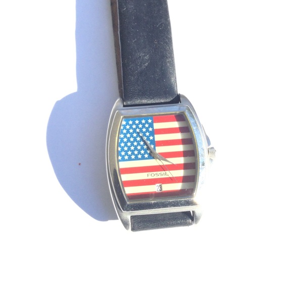 WOMAN’S FOSSIL AMERICAN FLAG WATCH